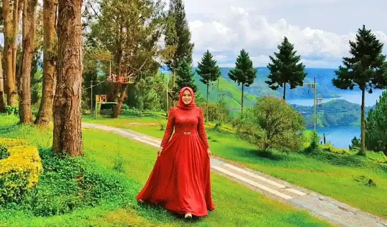 Menikmati Keindahan Danau Toba dari Ketinggian Taman Simalem Resort
