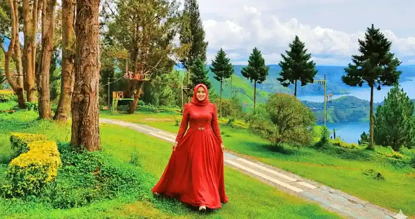 Menikmati Keindahan Danau Toba dari Ketinggian Taman Simalem Resort
