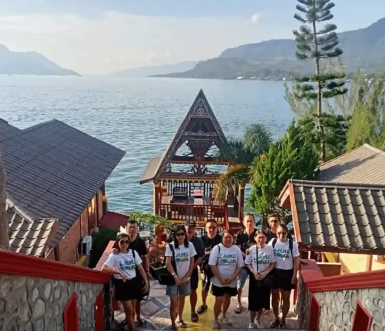 Hotel di Danau Toba dengan pemandangan Pulau Samosir