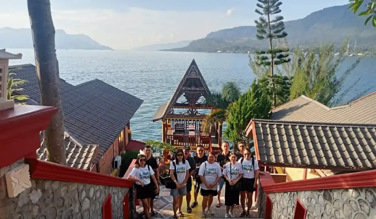 Hotel di Danau Toba dengan pemandangan Pulau Samosir