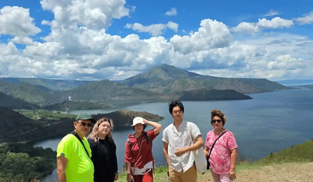 Tour Samosir 5 Hari 4 Malam dari Medan menjelajahi Pulau Samosir dan Danau Toba